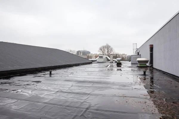 Een Hoog Gebouw Stad Koeling Een Plat Dak — Stockfoto