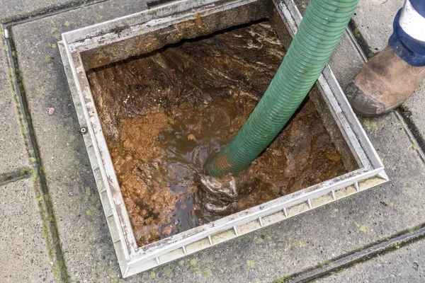 Naast Een Groot Gebouw Voor Studenten Stroomt Cesspool Bredere Zuigt — Stockfoto