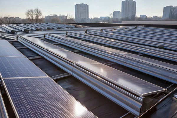 Edifício Uma Área Residencial Painéis Solares Telhado Dia Nublado — Fotografia de Stock