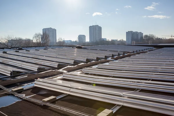 Edifício Uma Área Residencial Painéis Solares Telhado Dia Ensolarado — Fotografia de Stock