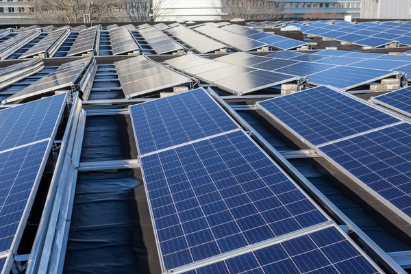 Budově Rezidenční Čtvrti Tam Jsou Solární Panely Střeše Slunečného Dne — Stock fotografie