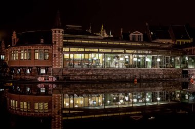 Bu eski balık pazarı Gent şehrinin harabesinde kalıyor.