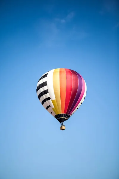 Baharın Güneşli Bir Gününde Güzel Uçan Sıcak Hava Balonu Havalanıyor — Stok fotoğraf