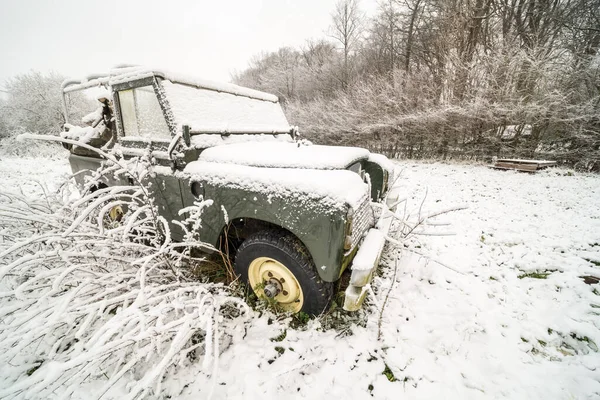 Äng Finns Övergiven Bil Med Snö — Stockfoto