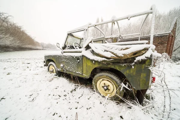 Louce Opuštěné Auto Sněhem — Stock fotografie