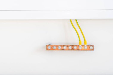 Elektrik oluğunun altındaki duvarda elektrik topraklama için bakır bir çubuk var.