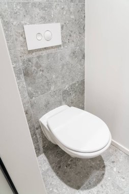 Bir kamu binasında umumi tuvalet.