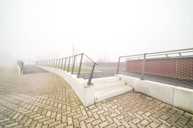 Sisli bir sabahta bu güzel bisiklet yaya köprüsü boyunca