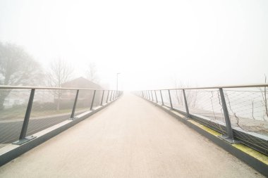 Sisli bir sabahta bu güzel bisiklet yaya köprüsü boyunca