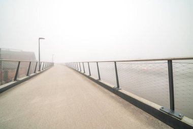 Sisli bir sabahta bu güzel bisiklet yaya köprüsü boyunca