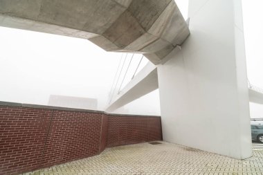 Sisli bir sabahta bu güzel bisiklet yaya köprüsü boyunca