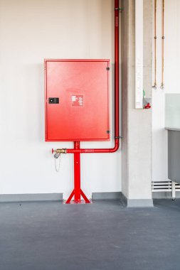 Bir odada duvarda asılı bir yangın hortumu.