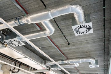 Çalışma katında çalışanlar için bir duş odası var ve odada da havalandırma var.