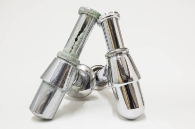 Sızdıran bu sifon asitler ve yeni bir sifon tarafından yıpranmış.