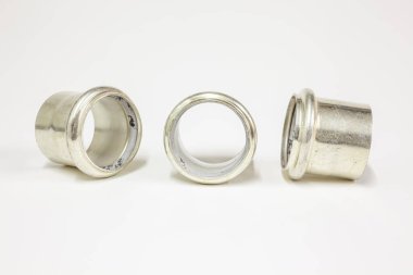 Bu noktalar diğer borulara bağlanmadan önce kurşun akışını yavaşlatmak için kullanılır.