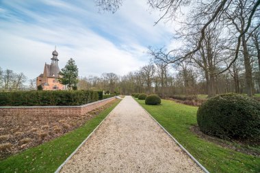 Şatonun yanında parkta güzel bir yürüyüş yolu var.