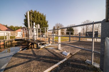 Bu güzel su kilidi nehri geçmek için yapılmış.