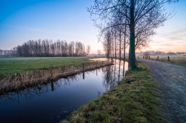 Doğal olarak bu küçük nehir, gündoğumuyla birlikte büyük ve güzel ağaçların yanında bulunur.
