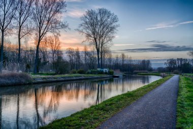 Nehir boyunca gün doğumunda doğadaki birçok kıvrımlarıyla