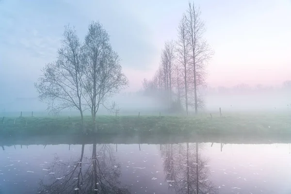 Temprano Una Mañana Helada Con Niebla Largo Río Con Varias —  Fotos de Stock