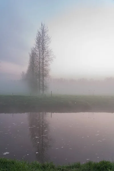 一个寒冷的早晨 大雾沿着一条弯弯曲曲的河流升起 — 图库照片