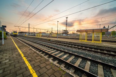 Gün doğumunda bu tren istasyondan ayrılmak için bekliyor olacak.