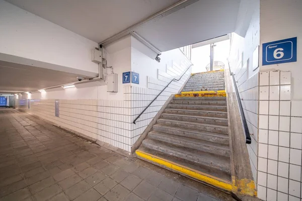 Uma Escadaria Antiga Que Leva Aos Trilhos Estação — Fotografia de Stock