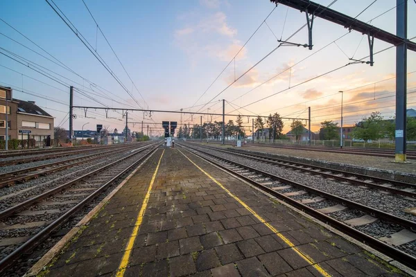 Mehrere Hochspannungsgleise Bahnhof Bei Sonnenaufgang — Stockfoto