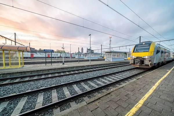 Vid Soluppgången Detta Tåg Väntar Stationen För Att Avgå — Stockfoto