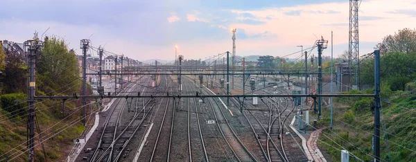 Słoneczny Dzień Stacji Kolejowej Siecią Kolejową — Zdjęcie stockowe