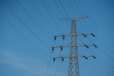 Bu yüksek voltajlı elektrik direği iskele bölgesinde bulunuyor.