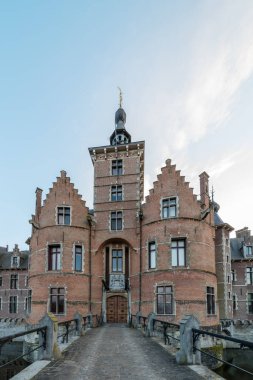 Güzel ve büyük bir kalede bulutlu bir günde