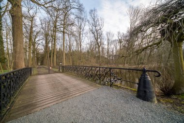 Bu güzel antik köprü ormanın yanındaki nehrin üzerinde.