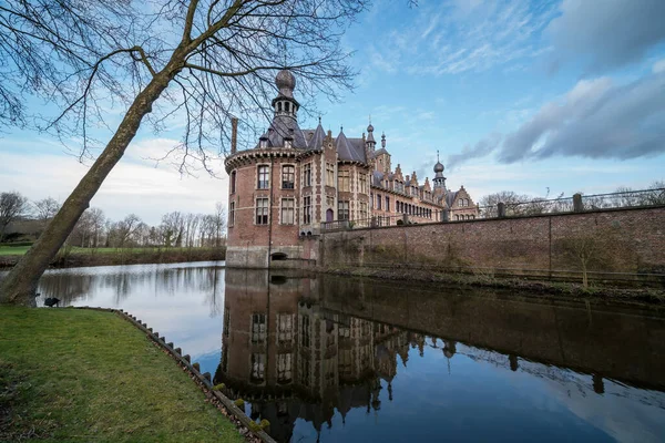 Molnig Dag Ett Vackert Och Stort Slott — Stockfoto