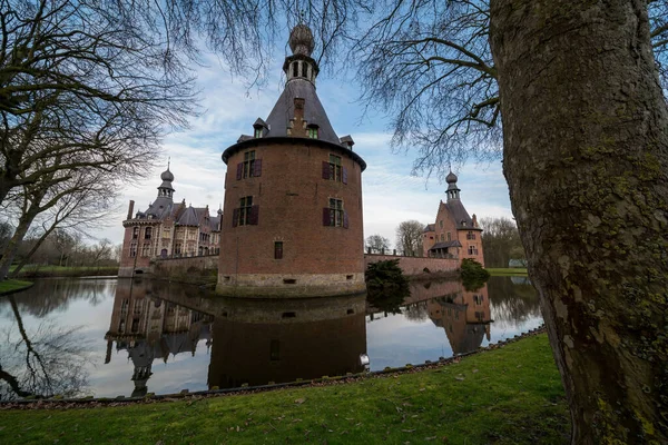 Molnig Dag Ett Vackert Och Stort Slott — Stockfoto