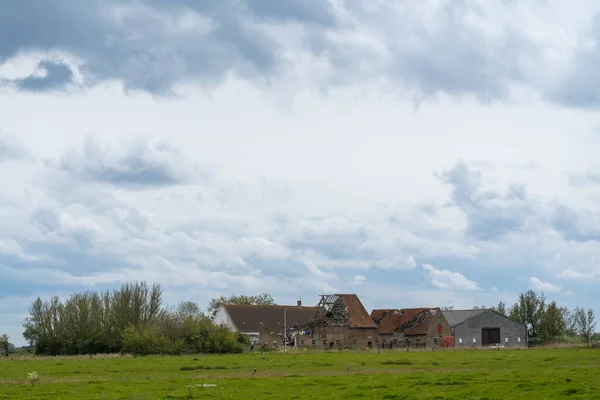 Ein Baufälliges Haus Mit Dunklen Wolken Neben Der Wiese Frühling — Stockfoto