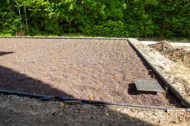 Bu yeni sazlık alanı suyu kontrol kuyusuyla arıtmaya yarıyor.