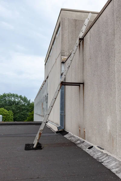 建物の屋根には古い非常階段があります — ストック写真