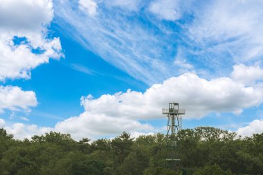 Antwerp yoğun liman yanında calmthout heathland doğa rezerv yangın gözetleme kulesi