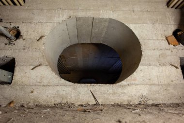 Bir tesisat boşluğunda oval bir geçit var. Ayrıca boruların geçtiği teknik oda da deniyor.