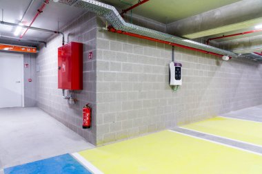 Büyük bir şehrin ortasında büyük bir binanın altında iki katlı yeni bir yer altı garajı var.