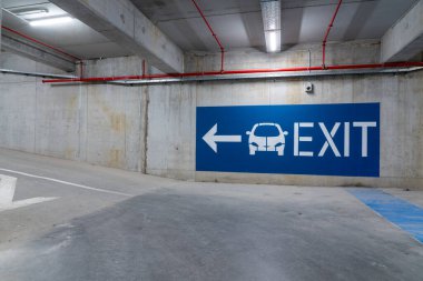 Büyük bir şehrin ortasında büyük bir binanın altında iki katlı yeni bir yer altı garajı var.