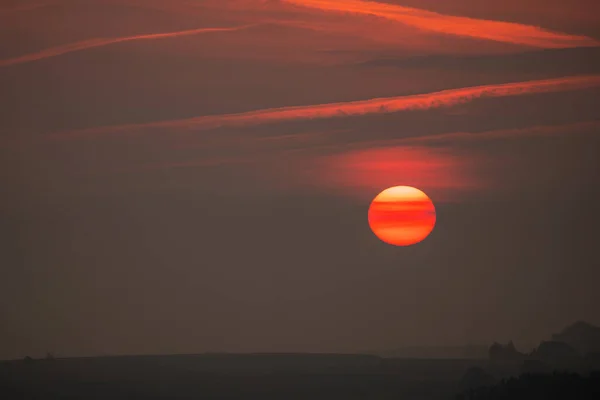 早朝の霧の中この美しいオレンジ色の太陽が雲の後ろにあり — ストック写真