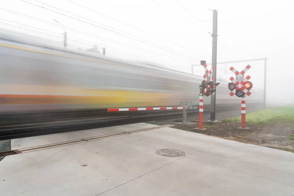 Una Mañana Brumosa Largo Esta Transición Pista Con Barrera Luces —  Fotos de Stock