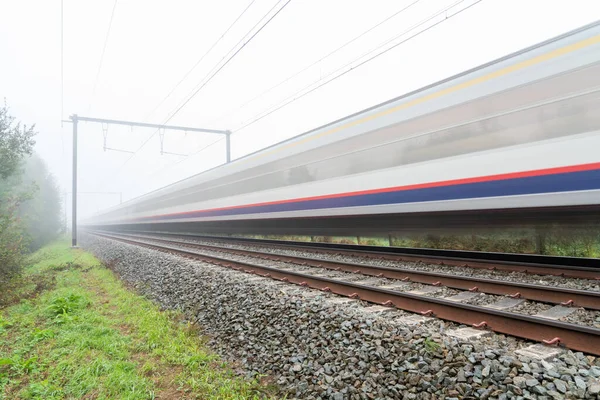 Einem Schönen Nebligen Morgen Gleis Rast Ein Personenzug Vorbei — Stockfoto