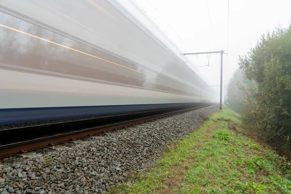 Una Hermosa Mañana Brumosa Largo Pista Tren Pasajeros Pasa —  Fotos de Stock