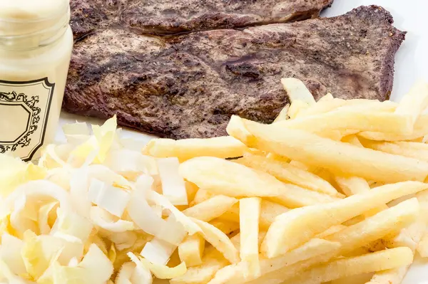 Bife cozido com batatas fritas — Fotografia de Stock