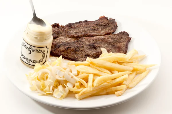 Bife cozido com batatas fritas — Fotografia de Stock