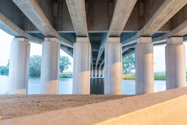 Ponte sobre a água — Fotografia de Stock