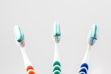 Diş fırçası ve diş macunu.